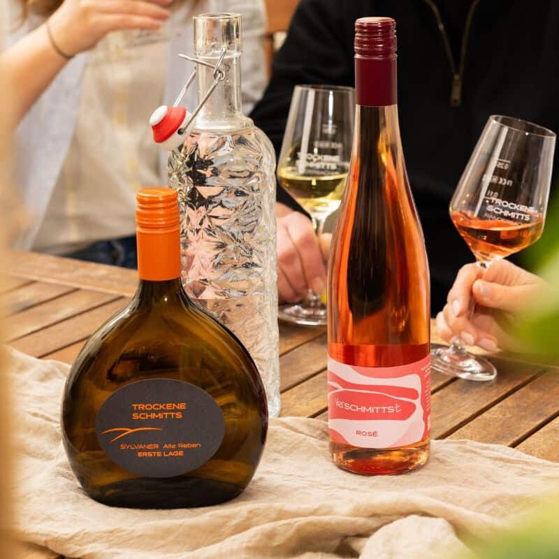 bocksbeutel schlegelflasche rose auf tisch vinothek quer 1200x800 uai
