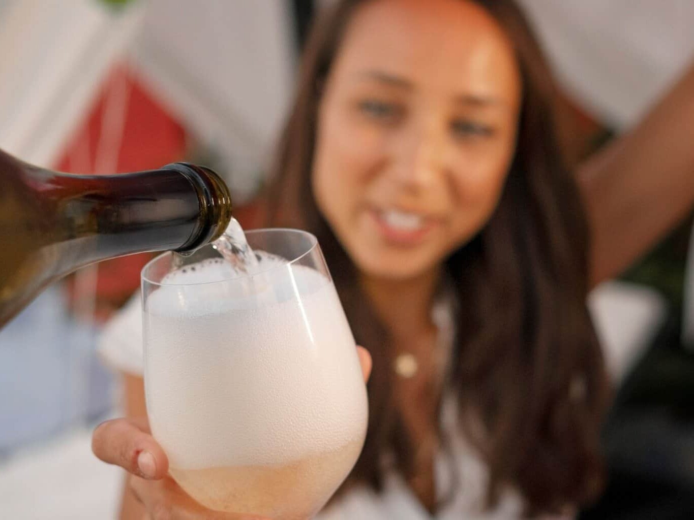 sekt cremant wird eingeschenkt header 1920x1080 uai